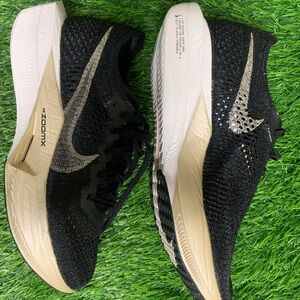 (Mens 6 womens 7.5) Nike ZoomX Vaporfly 3
Black Metallic Gold